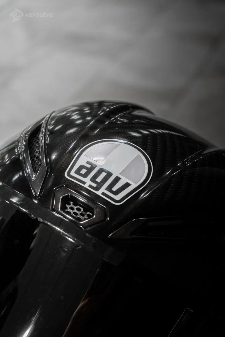 Sticker cover Italie AGV couleur Réfléchissant sur le logo d'un casque AGV carbone