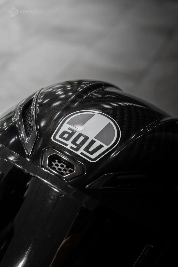 Sticker cover Italie AGV couleur Gris métallisé sur le logo d'un casque AGV carbone