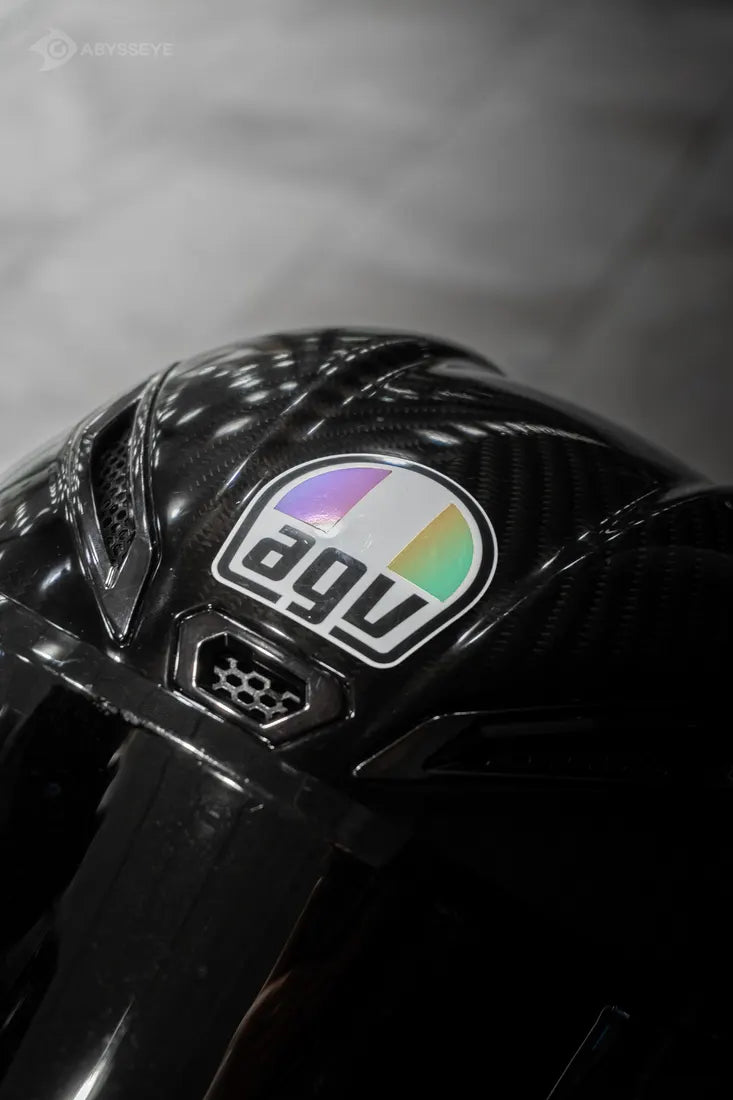 Sticker cover Italie AGV couleur Holographique sur le logo d'un casque AGV carbone