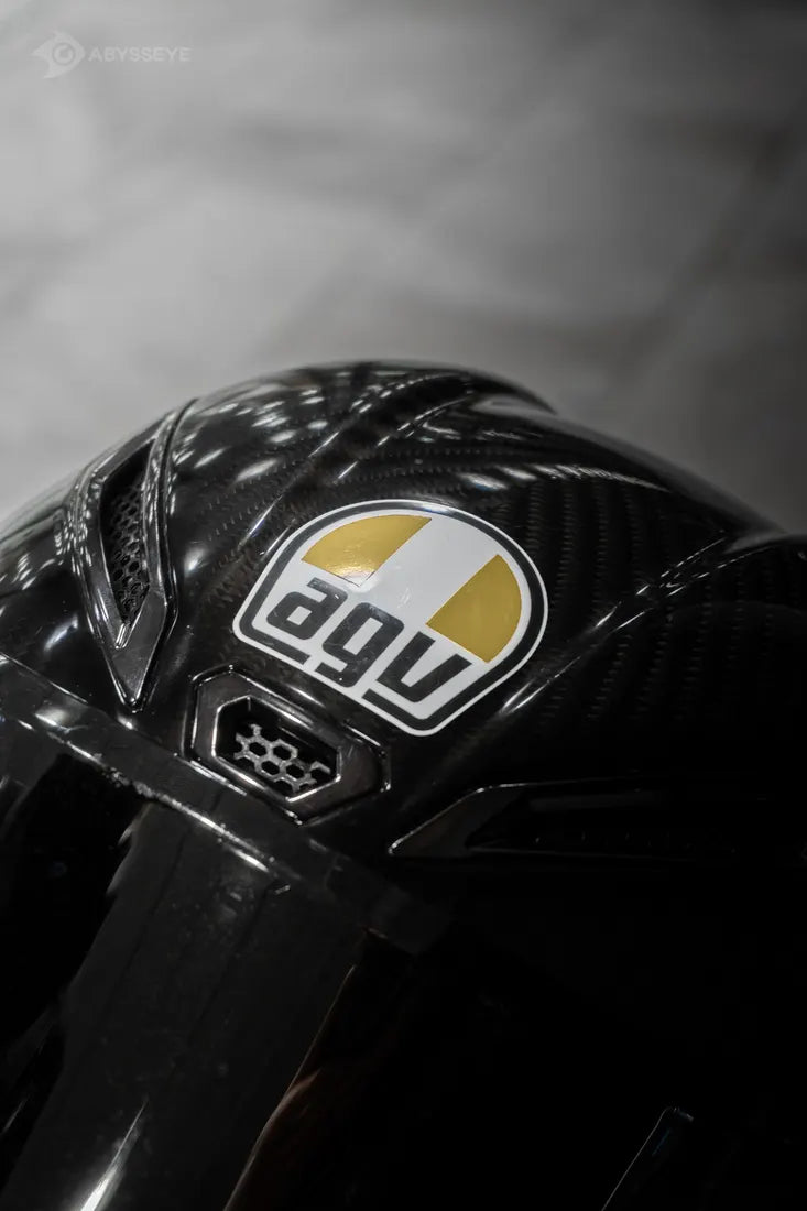 Sticker cover Italie AGV couleur Doré sur le logo d'un casque AGV carbone