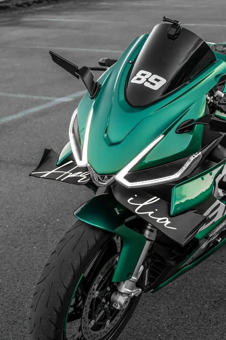 Aprilia verte avec sticker aprilia style Hamilton couleur Blanc sur la lame avant