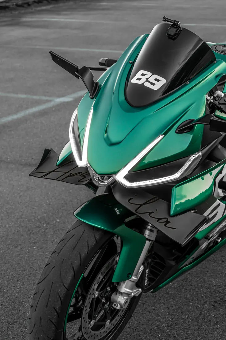 Aprilia verte avec sticker aprilia style Hamilton couleur Noir sur la lame avant