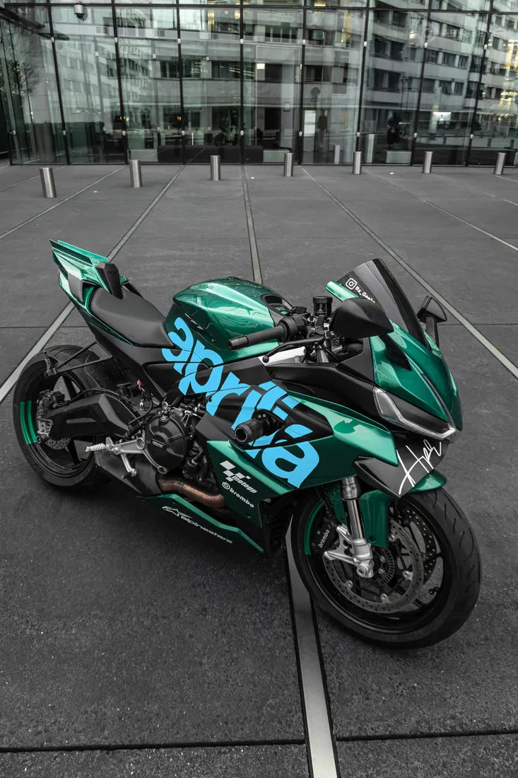 Aprilia RS660 verte avec stickers aprilia couleur Bleu clair sur le carénage