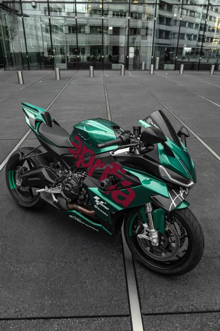 Aprilia RS660 verte avec stickers aprilia couleur Bordeaux sur le carénage