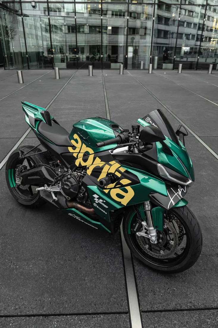 Aprilia RS660 verte avec stickers aprilia couleur Doré sur le carénage