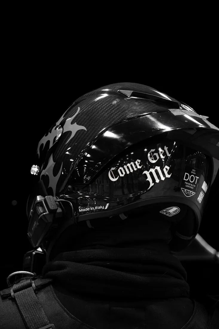 Casque carbone noir avec sticker Come Get Me couleur Blanc, édition Obsaners