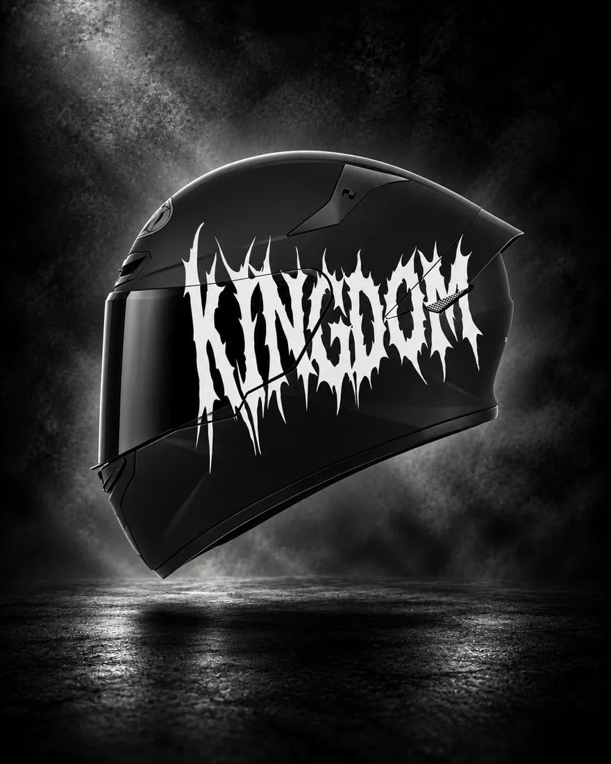 Casque noir avec lettrage KINGDOM blanc, sticker casque style Death Metal