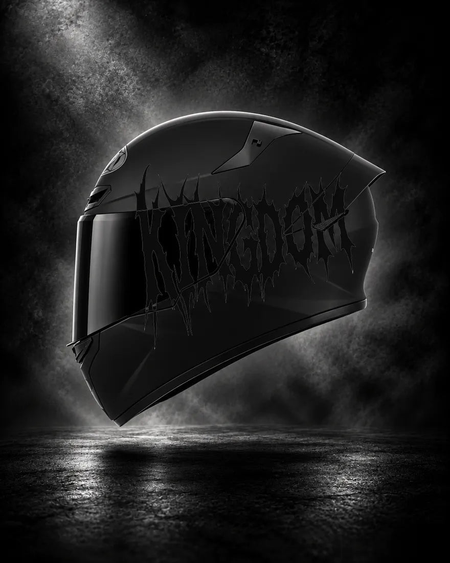Casque noir avec lettrage KINGDOM noir, sticker casque style Death Metal