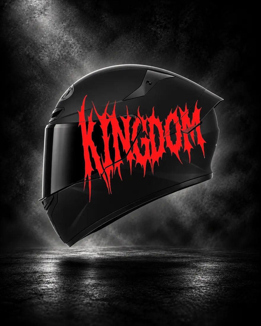 Casque noir avec lettrage KINGDOM rouge, sticker casque style Death Metal