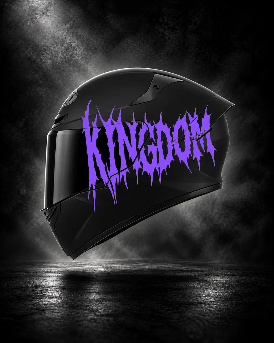 Casque noir avec lettrage KINGDOM violet, sticker casque style Death Metal