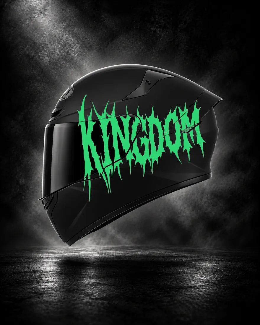 Casque noir avec lettrage KINGDOM vert, sticker casque style Death Metal