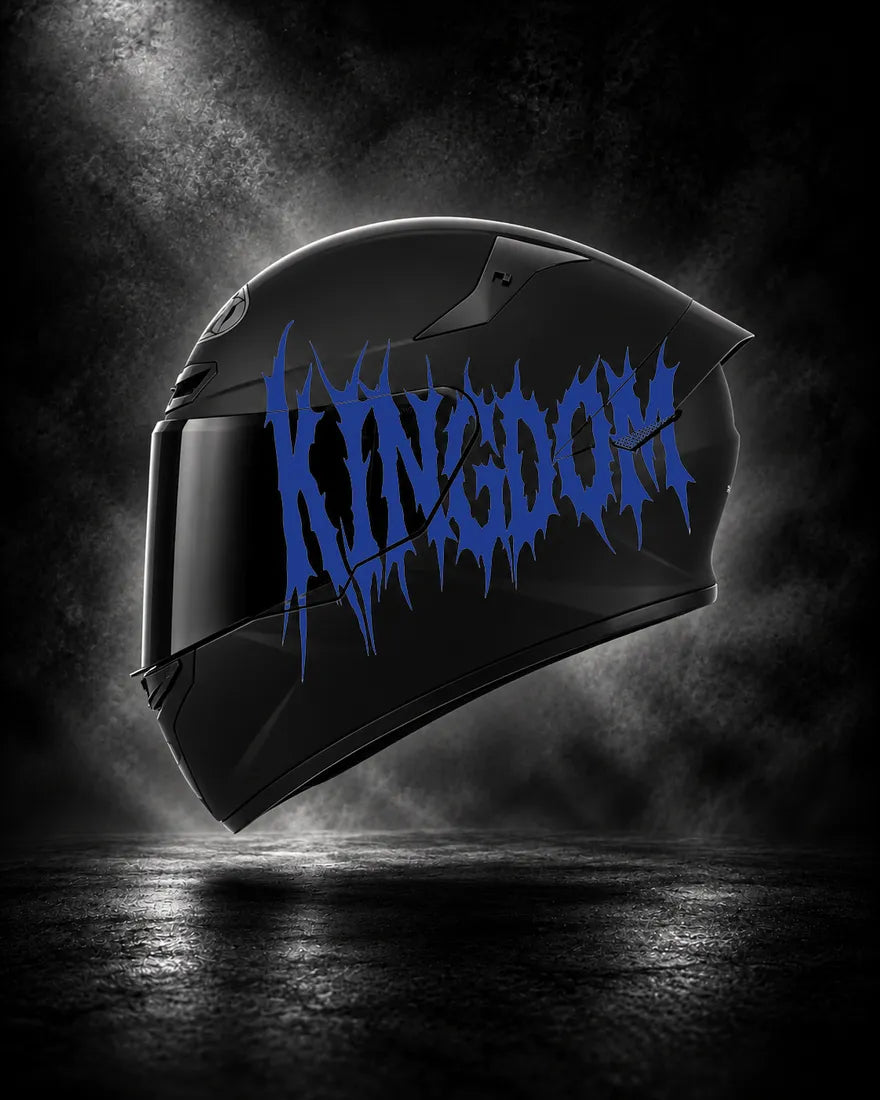 Casque noir avec lettrage KINGDOM bleu foncé, sticker casque style Death Metal