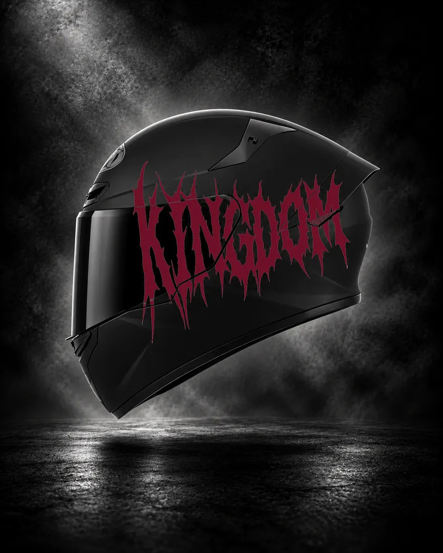 Casque noir avec lettrage KINGDOM bordeaux, sticker casque style Death Metal