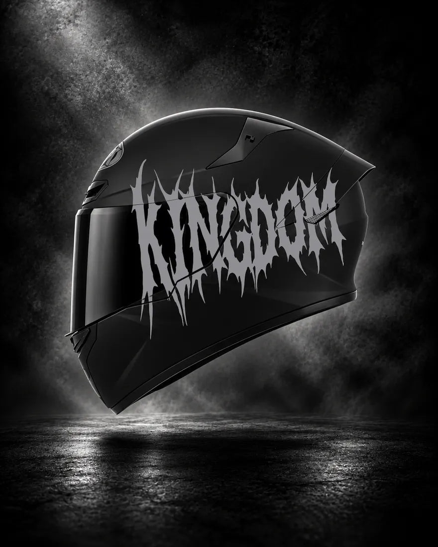 Casque noir avec lettrage KINGDOM gris, sticker casque style Death Metal