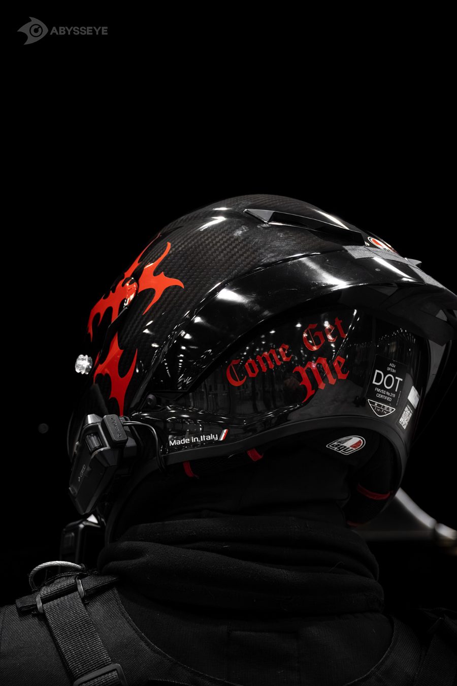 Casque carbone avec flammes rouges et lettrage Come Get Me — réalisation Stick'it
