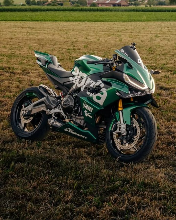 Aprilia RS660 verte stickée en pleine campagne — réalisation Stick'it