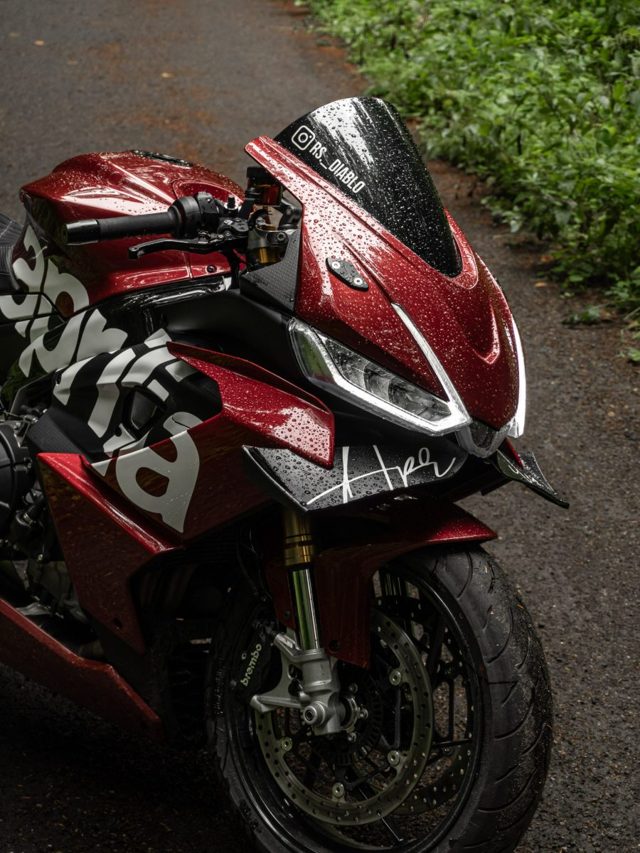 Aprilia RS660 rouge avec grand lettrage aprilia et signature blanche — réalisation Stick'it