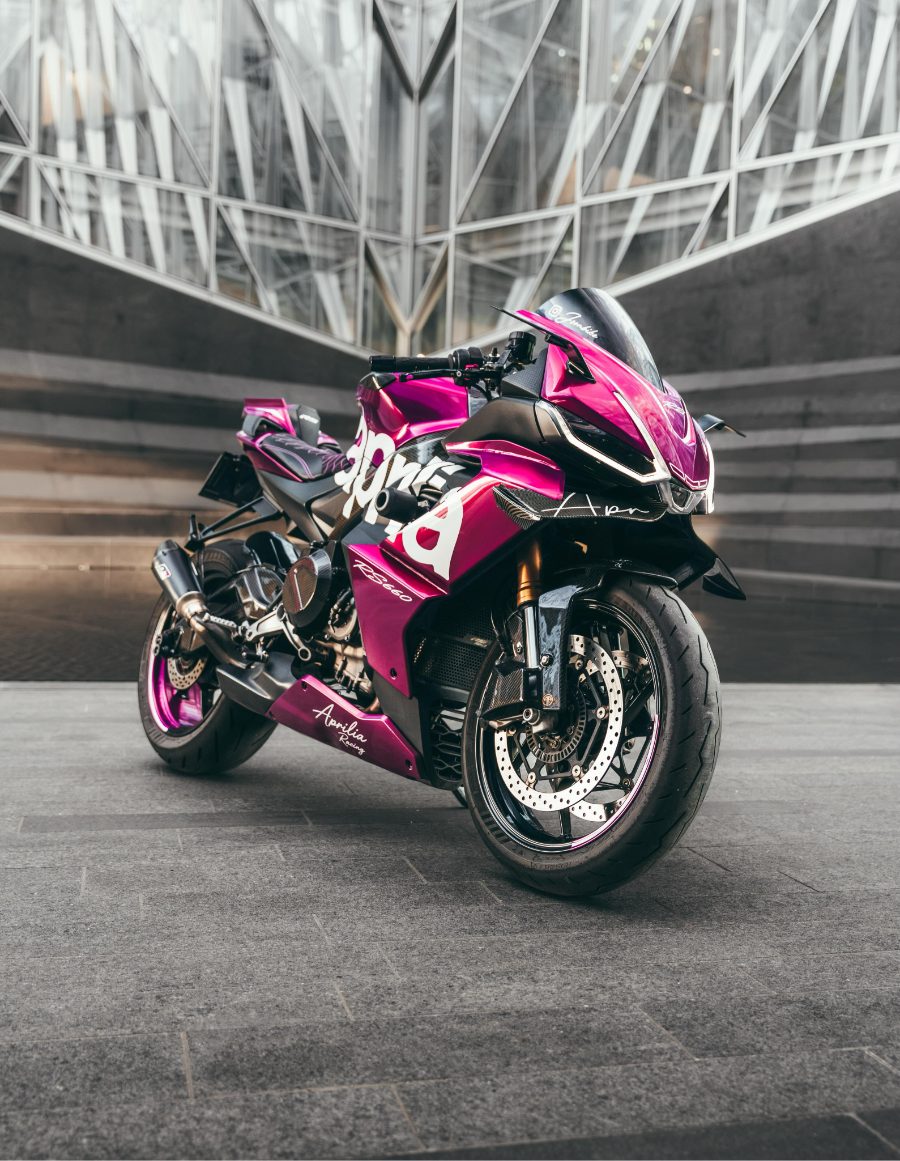 Aprilia RS660 rose avec kit stickers aprilia blanc — réalisation Stick'it