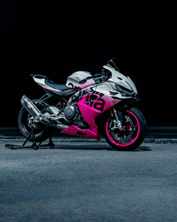 Aprilia RS660 rose et grise sur béquille, kit stickers — réalisation Stick'it