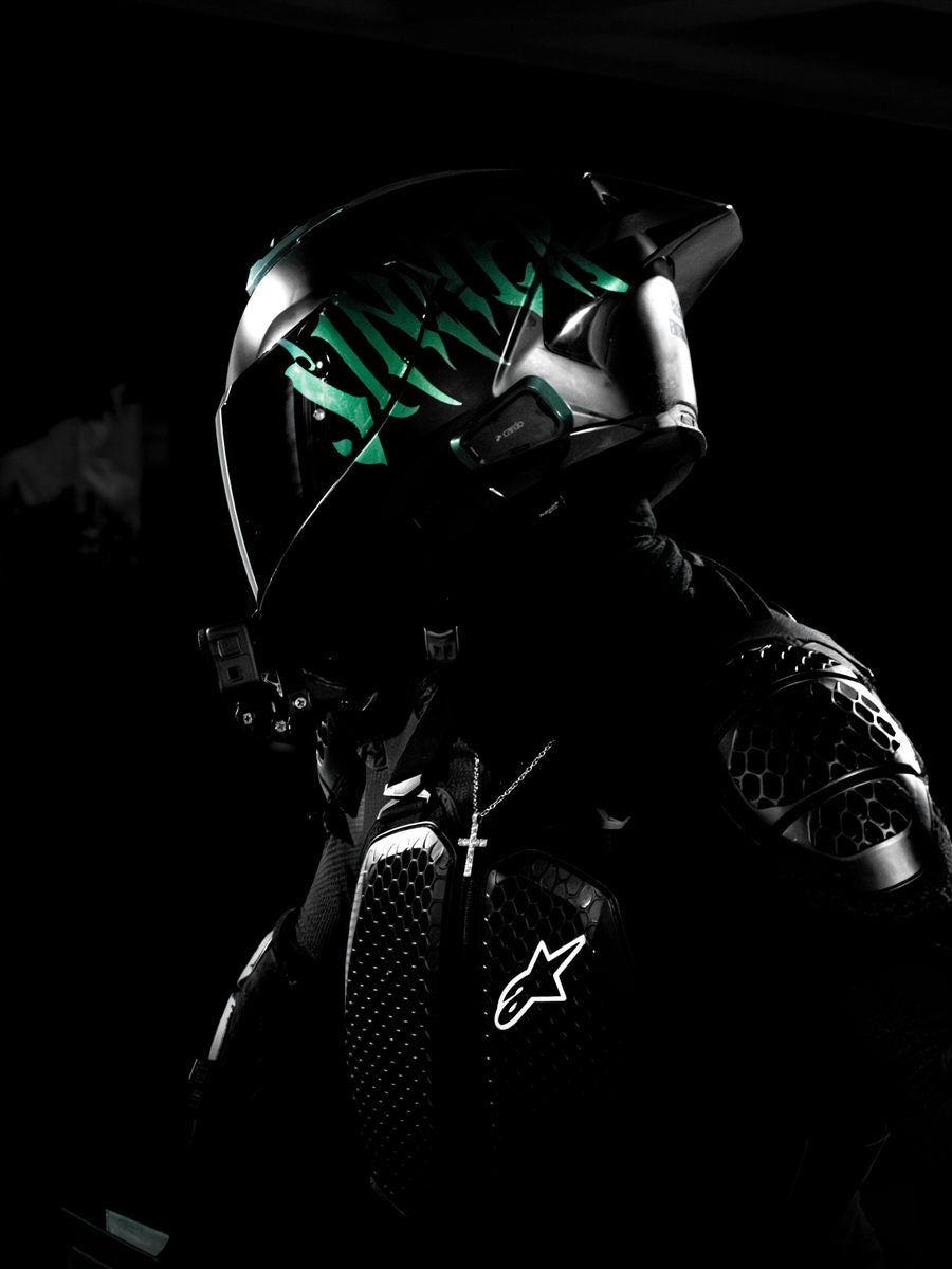 Casque avec sticker SINNER et écusson Alpinestars