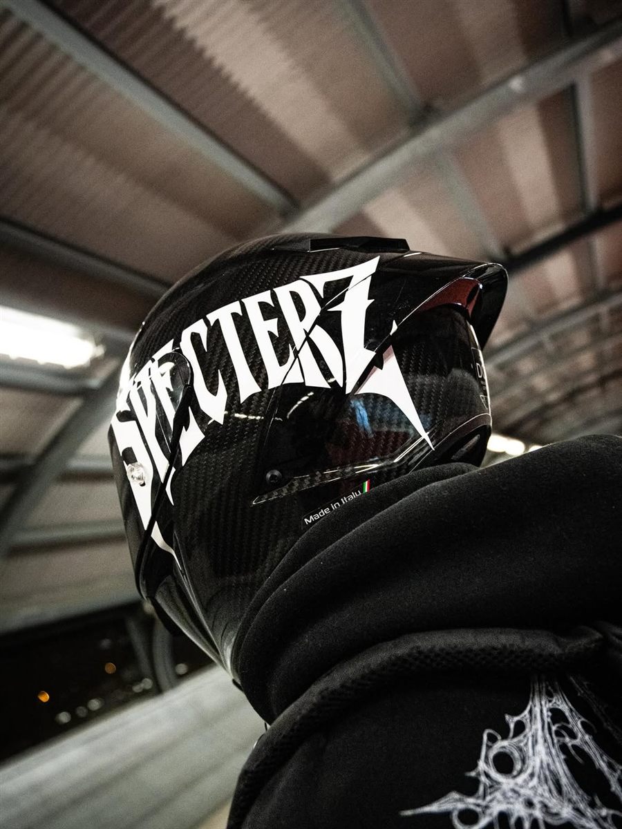 Casque carbone avec sticker SPECTERZ