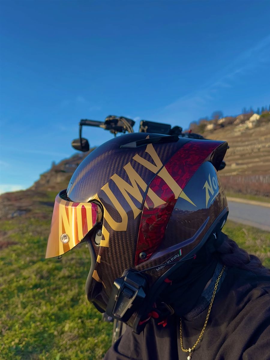 Casque doré avec sticker au coucher du soleil
