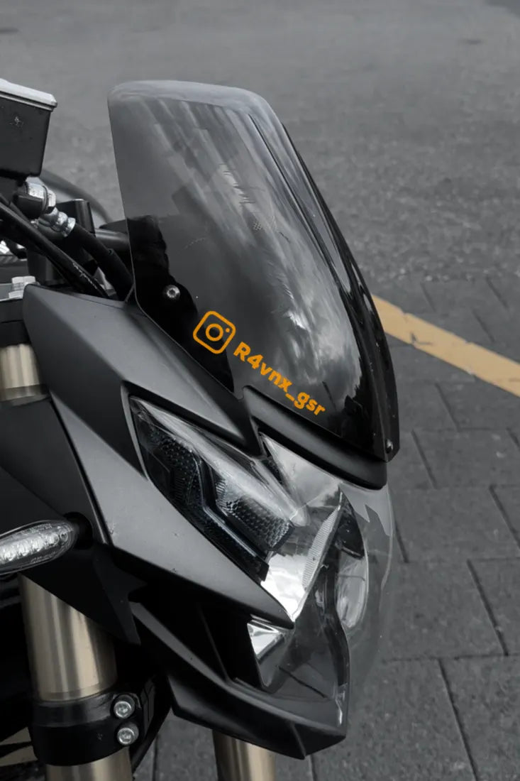 Sticker Instagram avec pseudo couleur Orange sur la bulle d'une moto