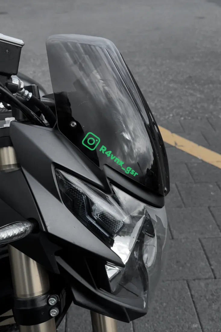 Sticker Instagram avec pseudo couleur Vert sur la bulle d'une moto
