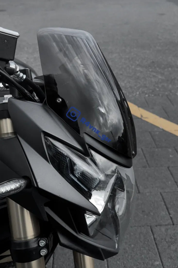 Sticker Instagram avec pseudo couleur Bleu foncé sur la bulle d'une moto