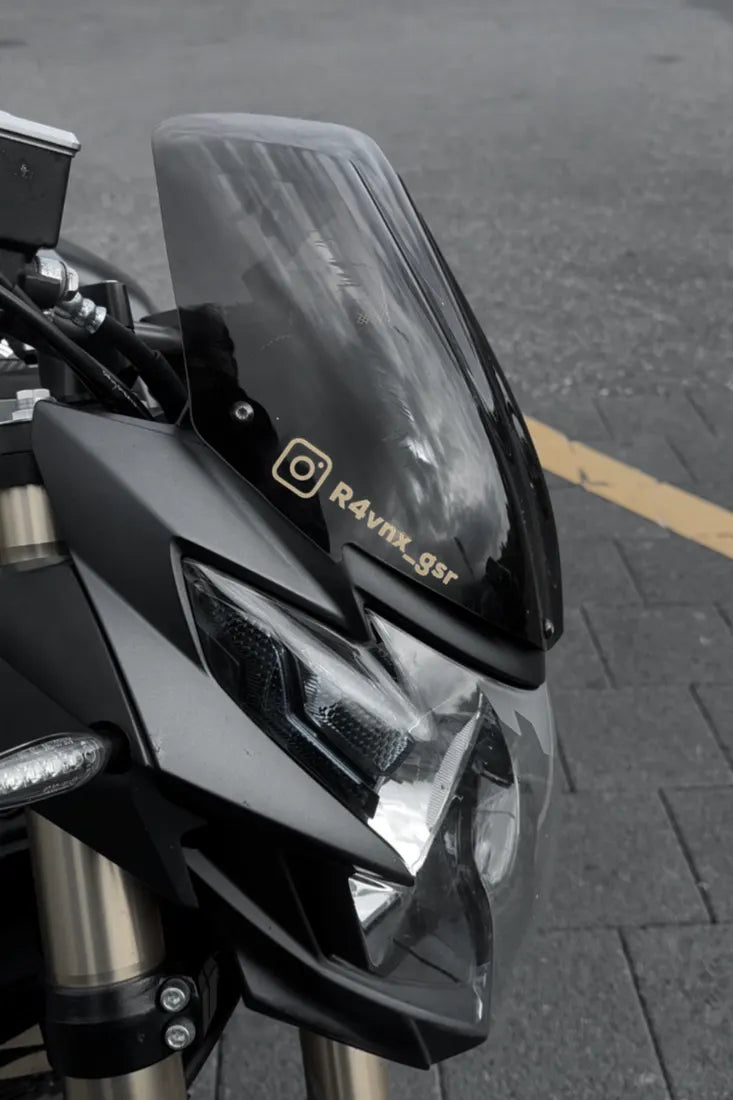 Sticker Instagram avec pseudo couleur Beige sur la bulle d'une moto