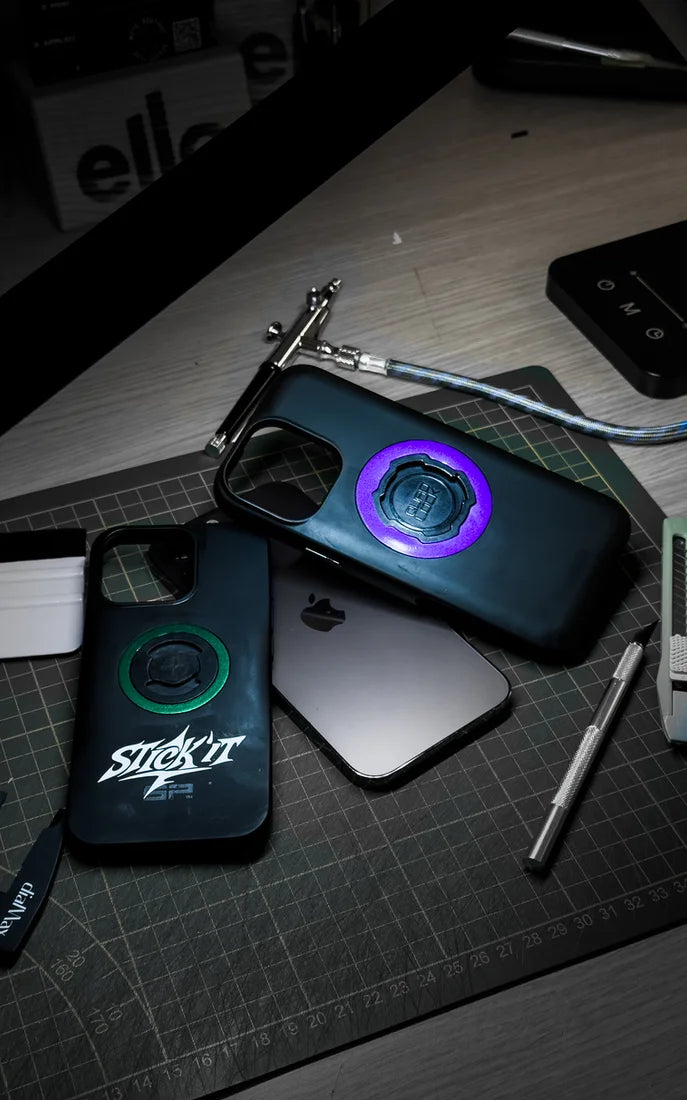 Smartphone en coque Quad Lock avec sticker anneau violet et logo Stick'it