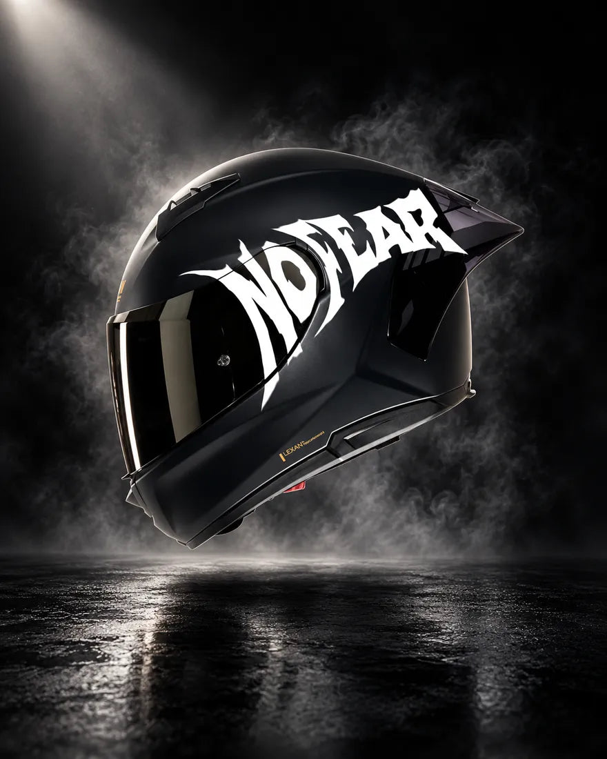 Casque noir avec sticker NO FEAR blanc, design unique