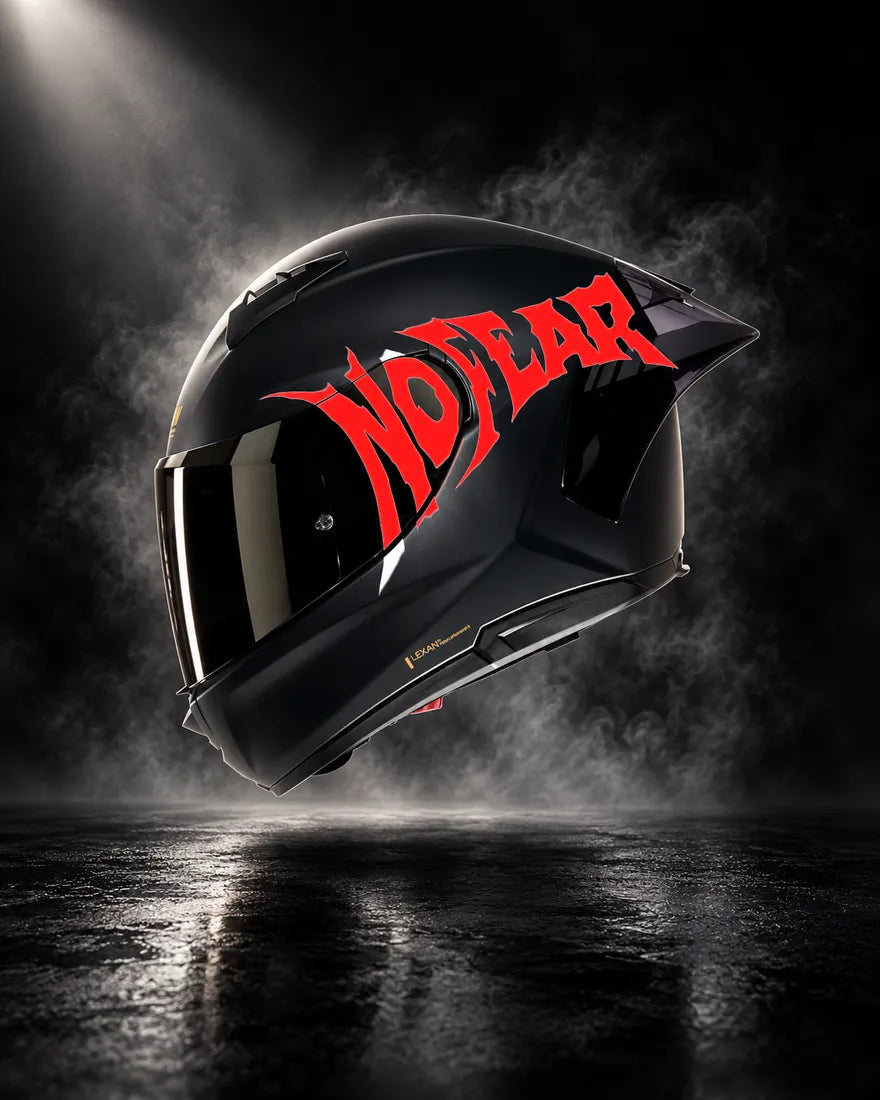 Casque noir avec sticker NO FEAR rouge, design unique