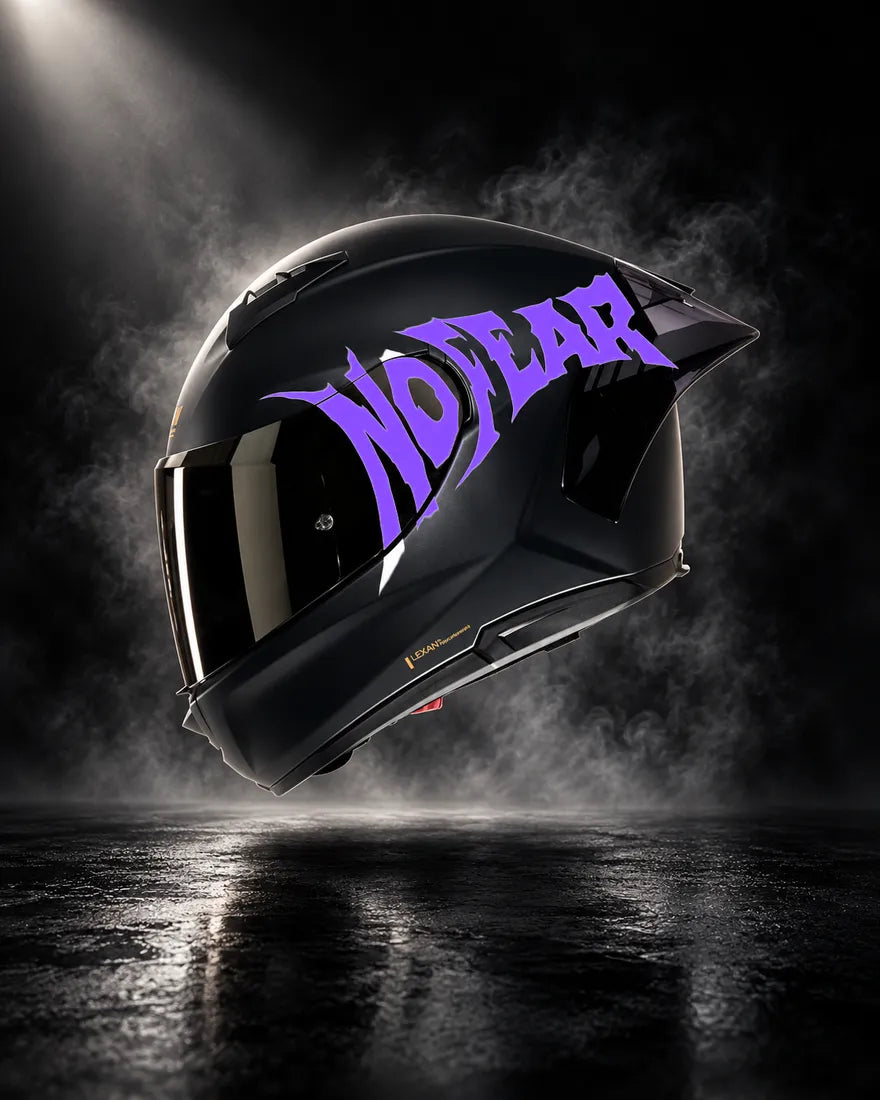 Casque noir avec sticker NO FEAR violet, design unique