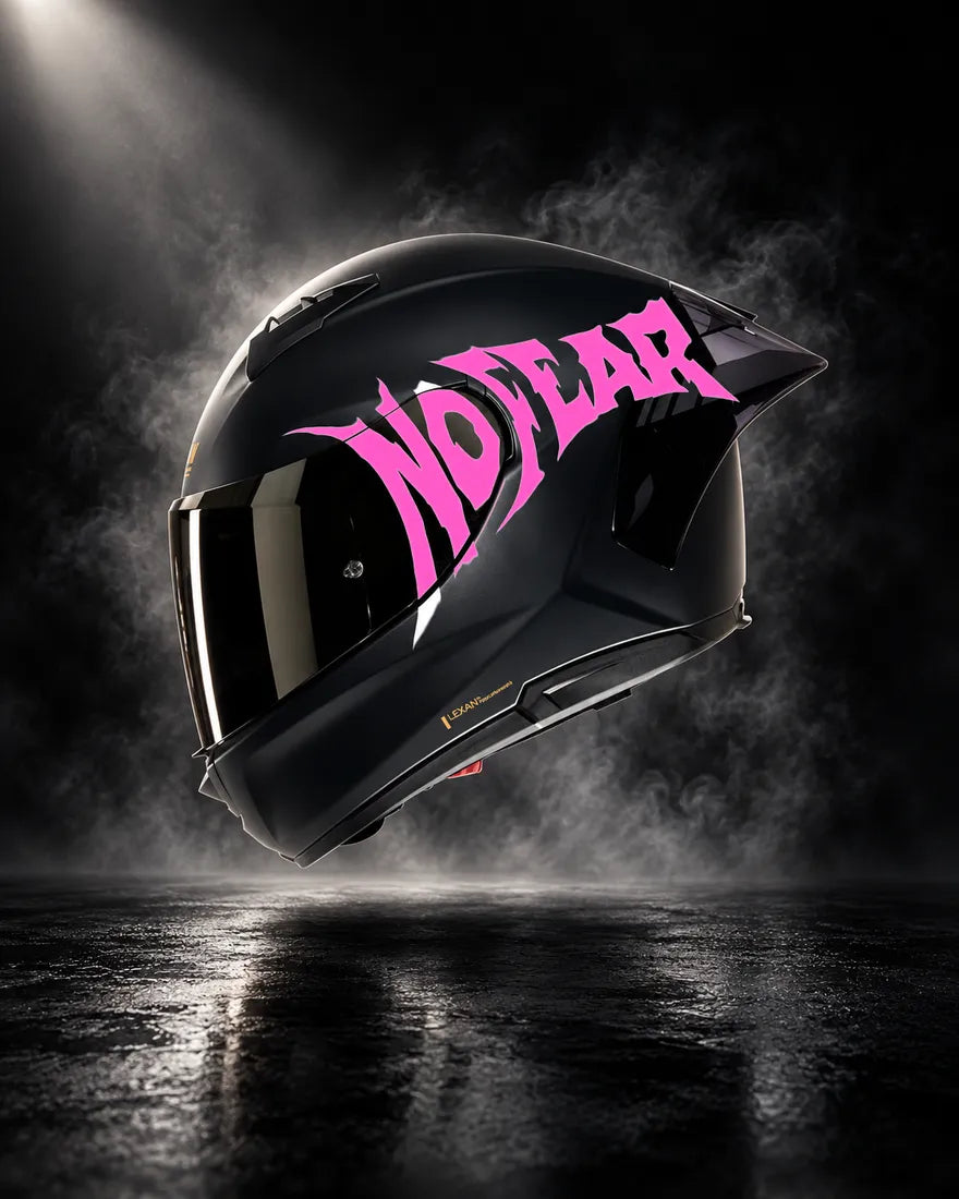 Casque noir avec sticker NO FEAR rose, design unique