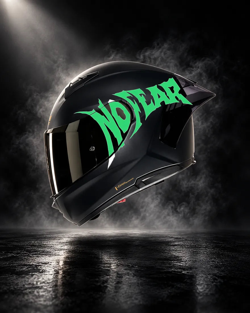 Casque noir avec sticker NO FEAR vert, design unique