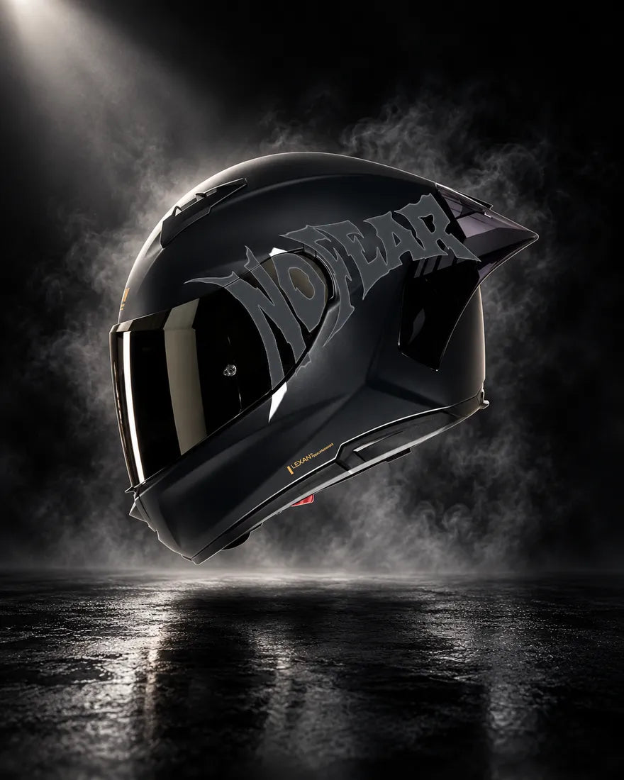 Casque noir avec sticker NO FEAR gris anthracite, design unique