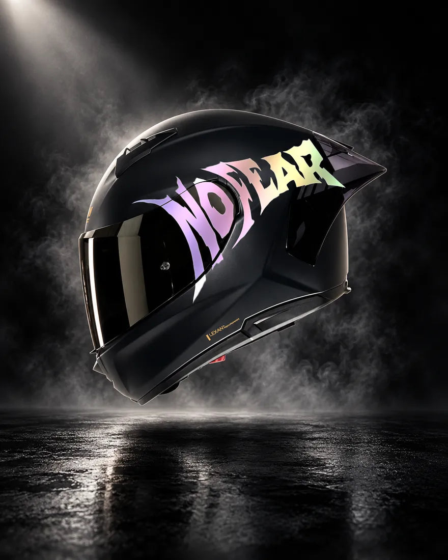 Casque noir avec sticker NO FEAR holographique, design unique
