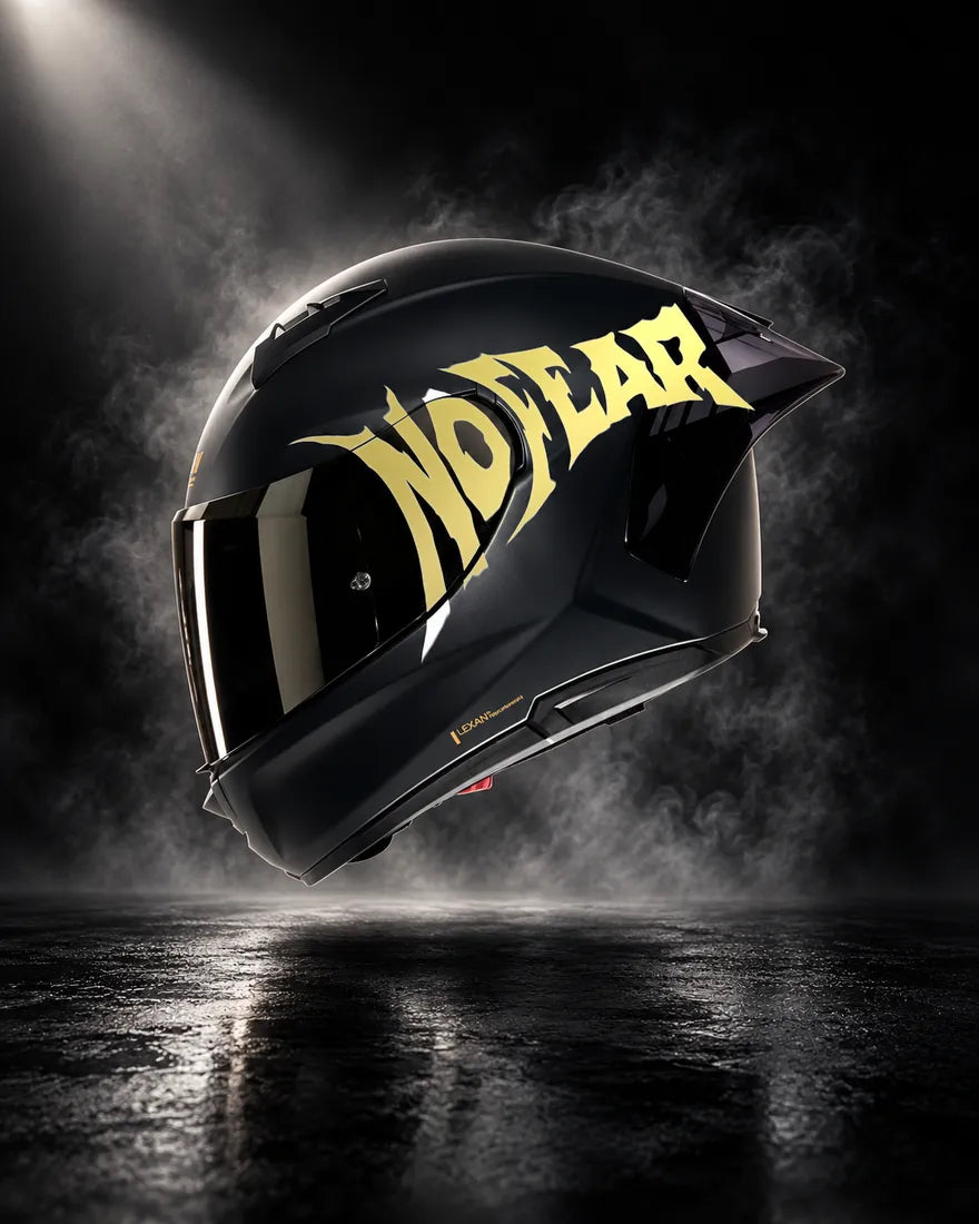 Casque noir avec sticker NO FEAR doré, design unique