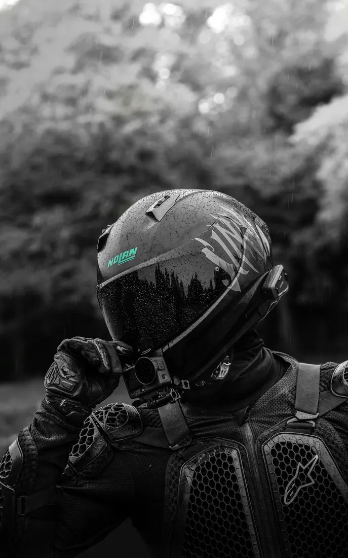 Pilote sous la pluie, casque Nolan avec sticker logo Nolan turquoise