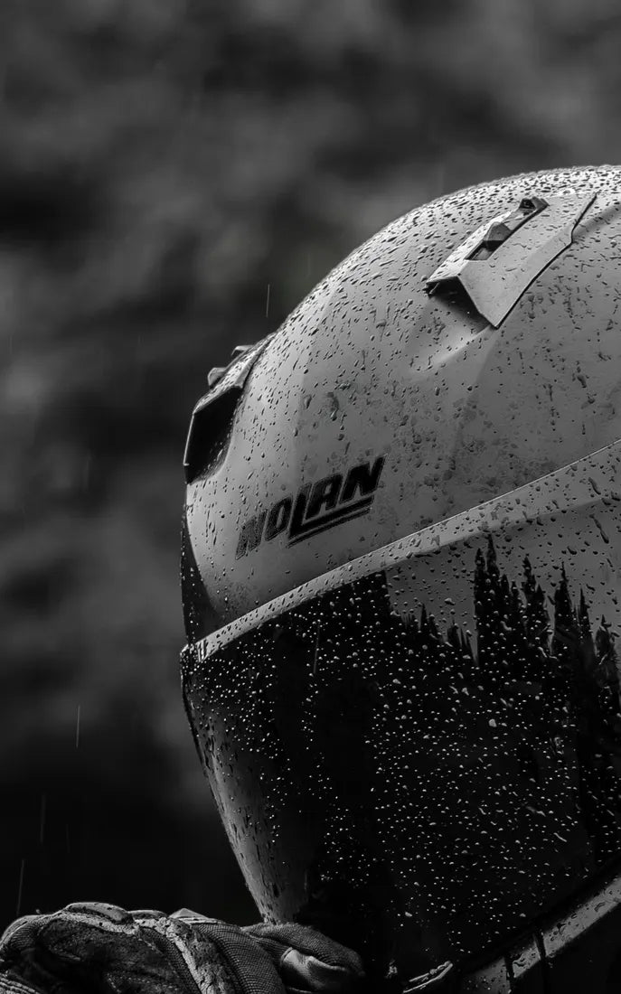 Sticker logo Nolan couleur Noir sur un casque Nolan sous la pluie