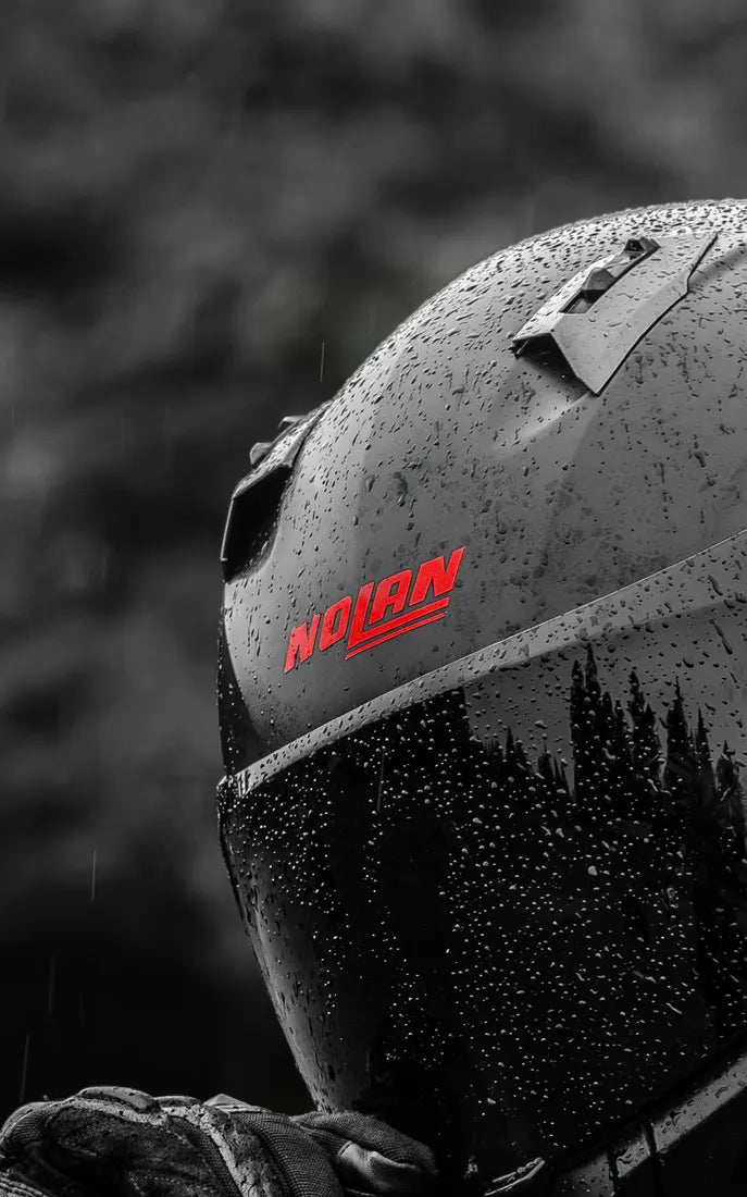Sticker logo Nolan couleur Rouge sur un casque Nolan sous la pluie