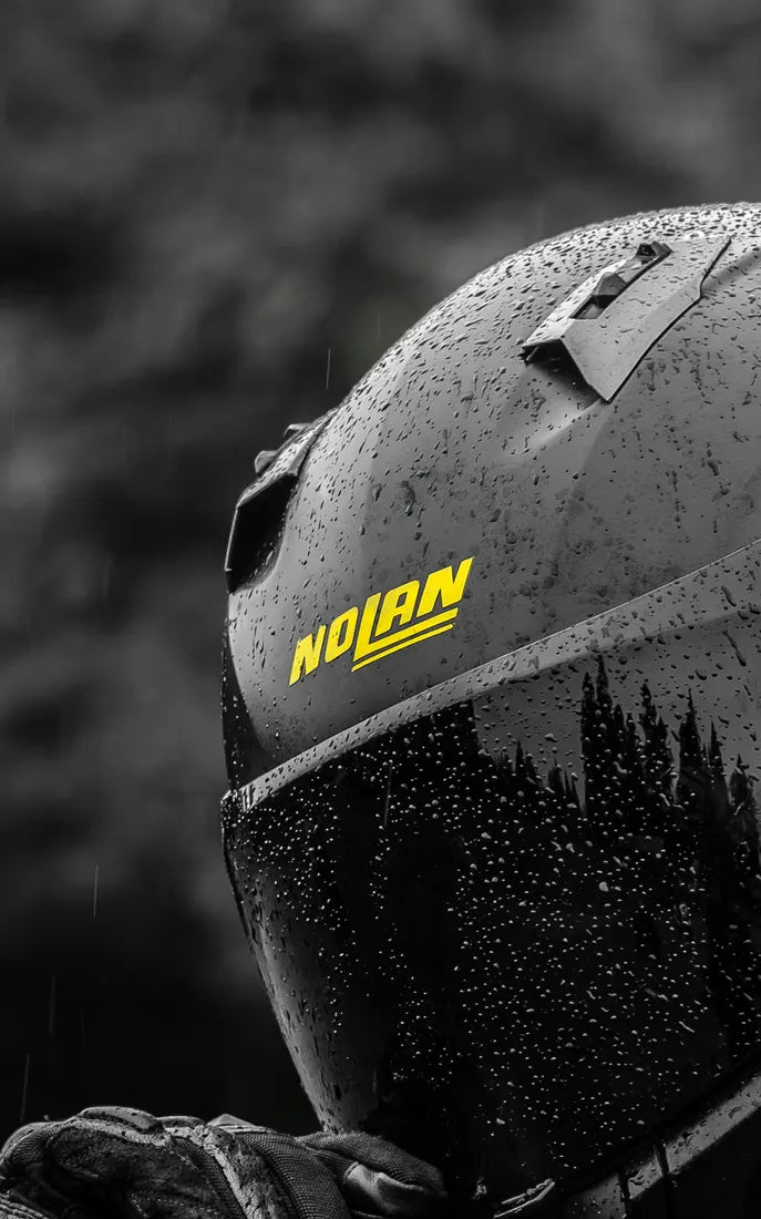 Sticker logo Nolan couleur Jaune sur un casque Nolan sous la pluie
