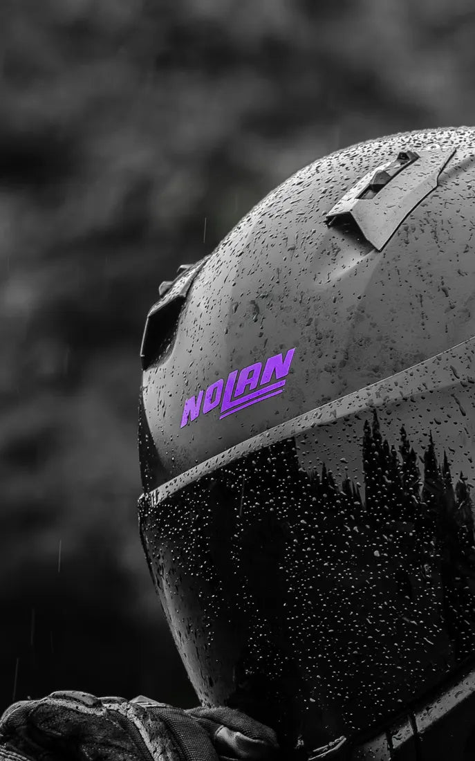 Sticker logo Nolan couleur Violet sur un casque Nolan sous la pluie