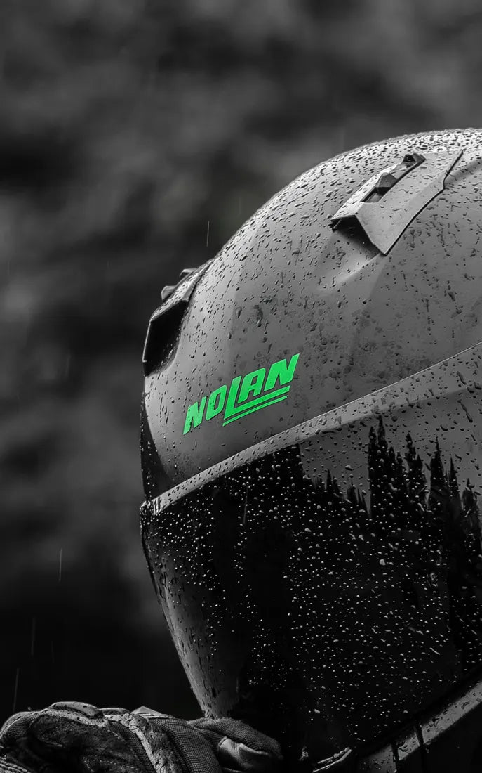 Sticker logo Nolan couleur Vert sur un casque Nolan sous la pluie