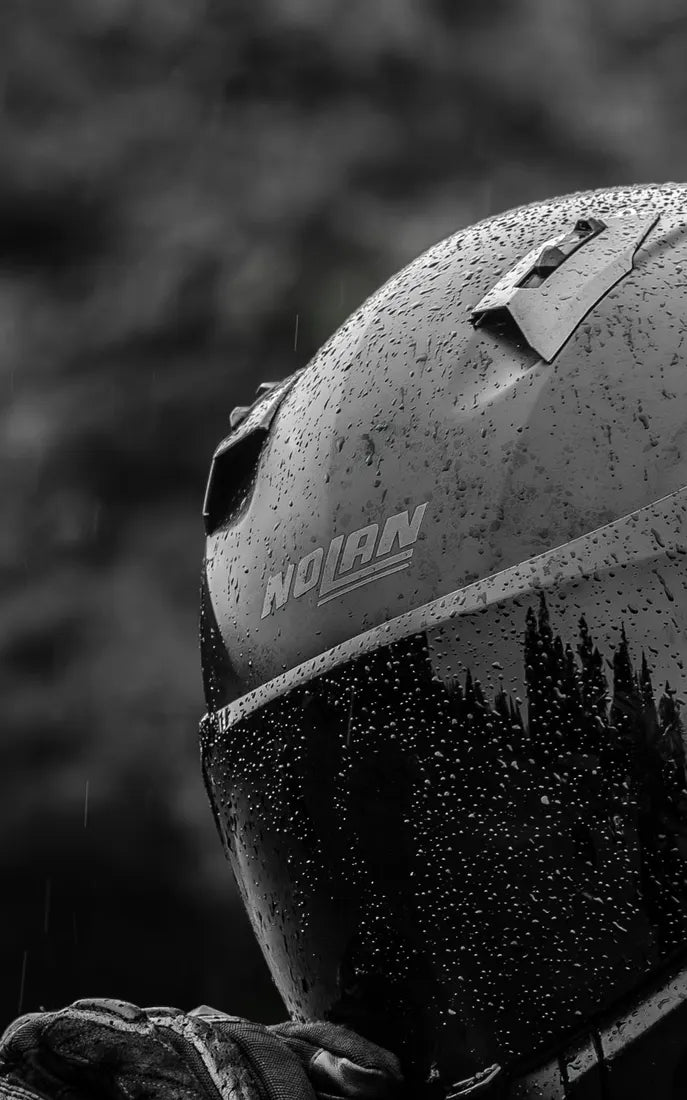 Sticker logo Nolan couleur Gris sur un casque Nolan sous la pluie