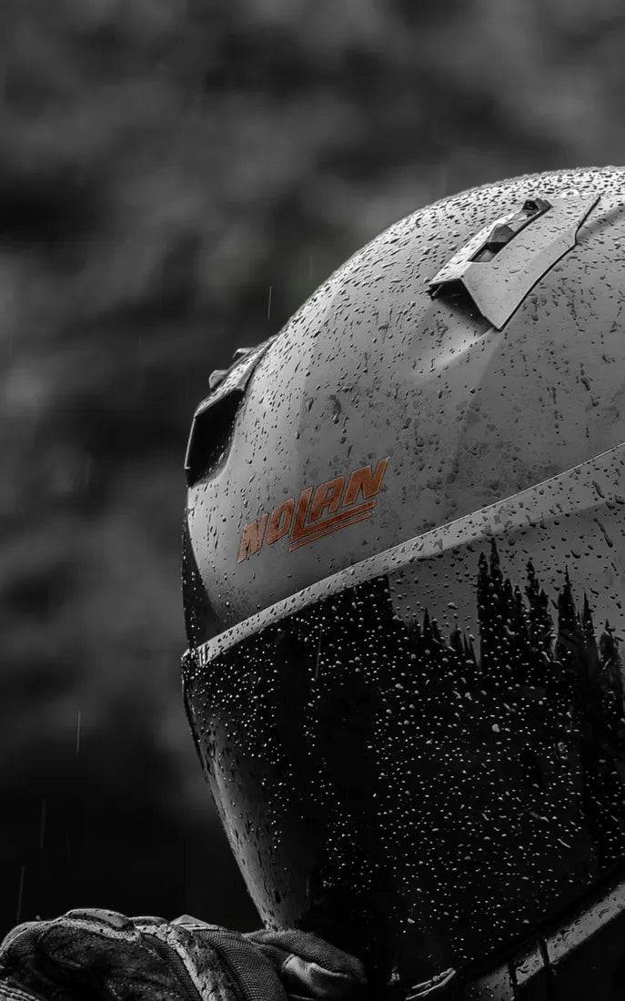 Sticker logo Nolan couleur Brun sur un casque Nolan sous la pluie