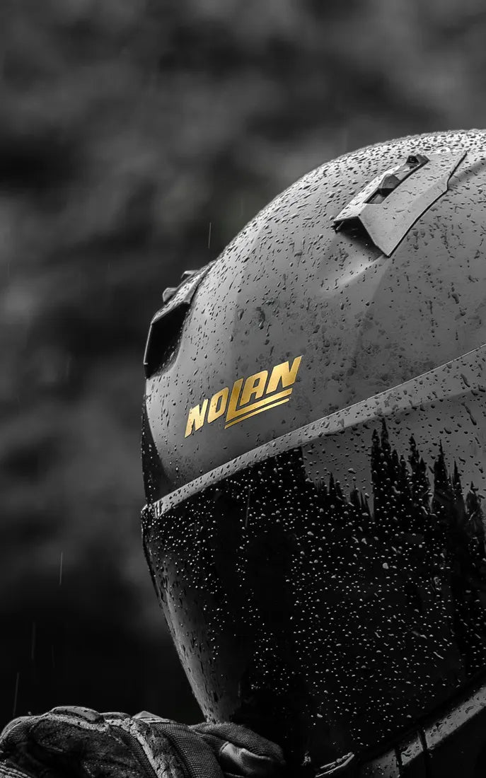 Sticker logo Nolan couleur Doré sur un casque Nolan sous la pluie