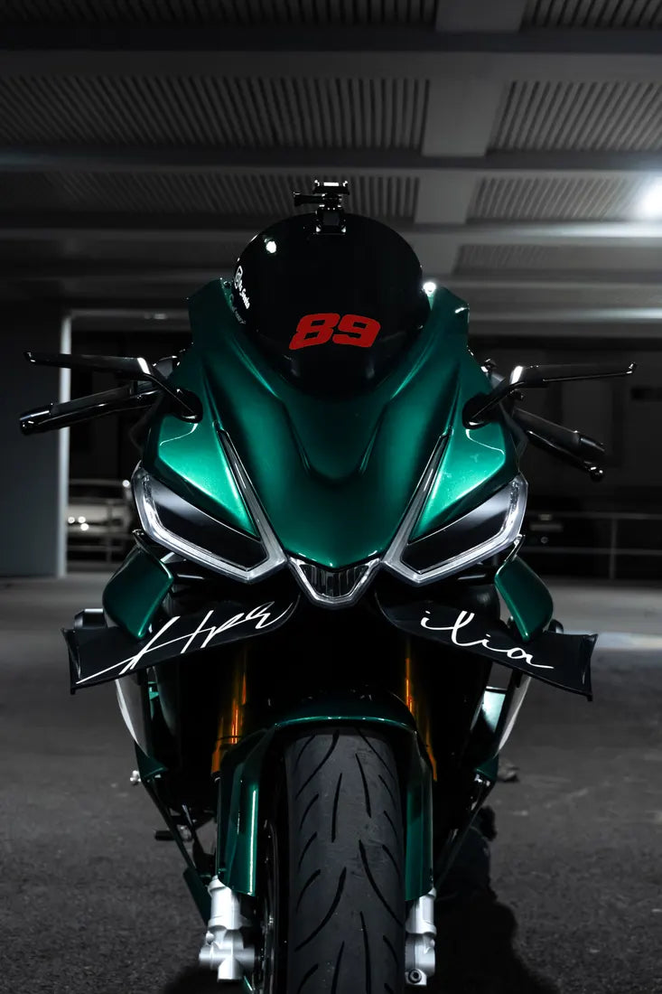 Aprilia verte avec numéro de course en sticker couleur Rouge sang sur la bulle