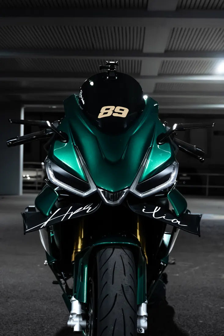 Aprilia verte avec numéro de course en sticker couleur Beige sur la bulle